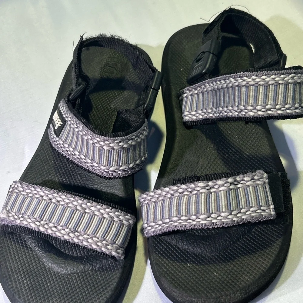 Reef Convertible Gray and Black Sandals Youth size 4